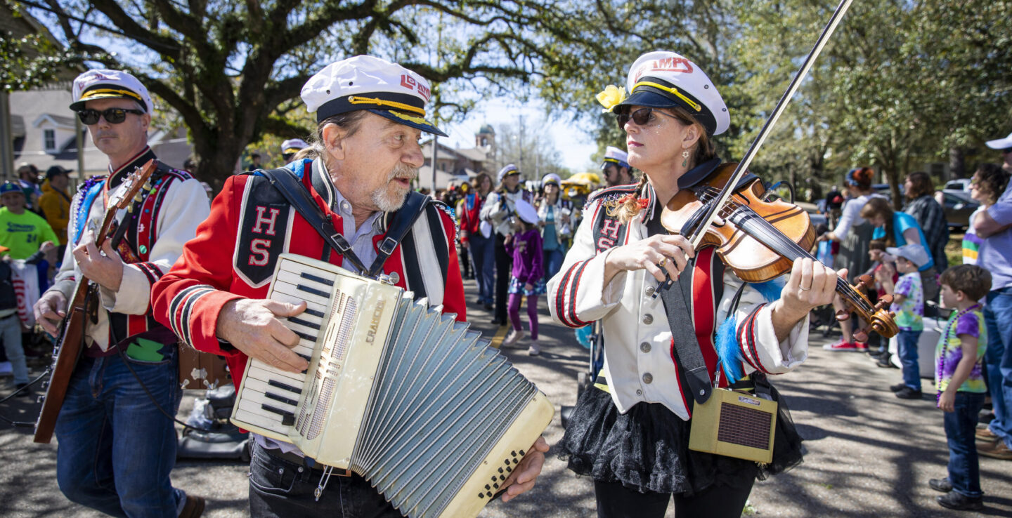 El Krewe de Push Mow desfila por Abita Springs, Luisiana