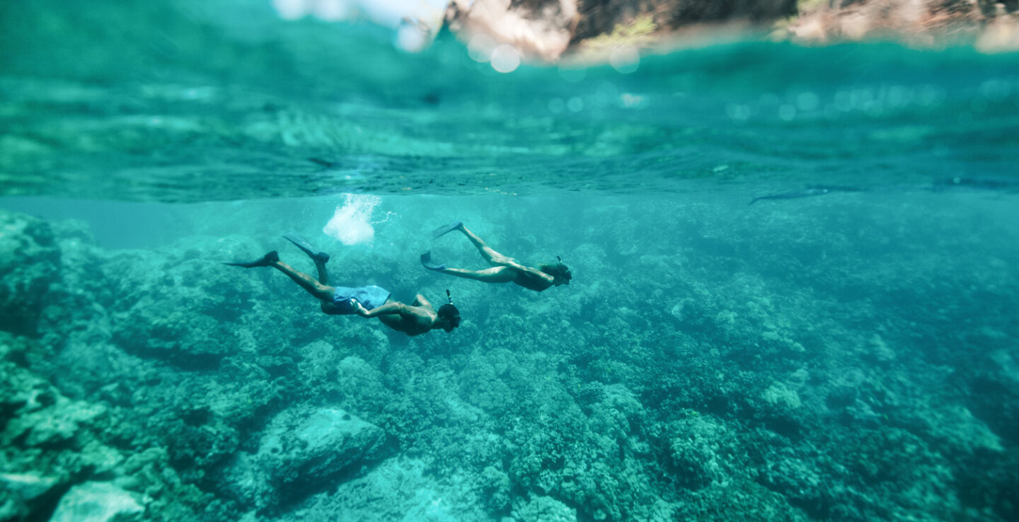 Buceo con tubo en las aguas cristalinas de la costa de Hawái. Crédito: Oficina de Turismo de la Isla de Hawái