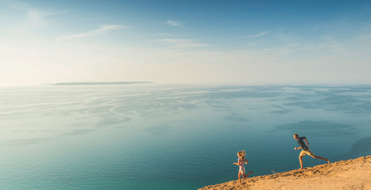 Visiteurs du Sleeping Bear Dunes National Lakeshore près de Traverse City, Michigan; Crédit : Traverse City Tourism