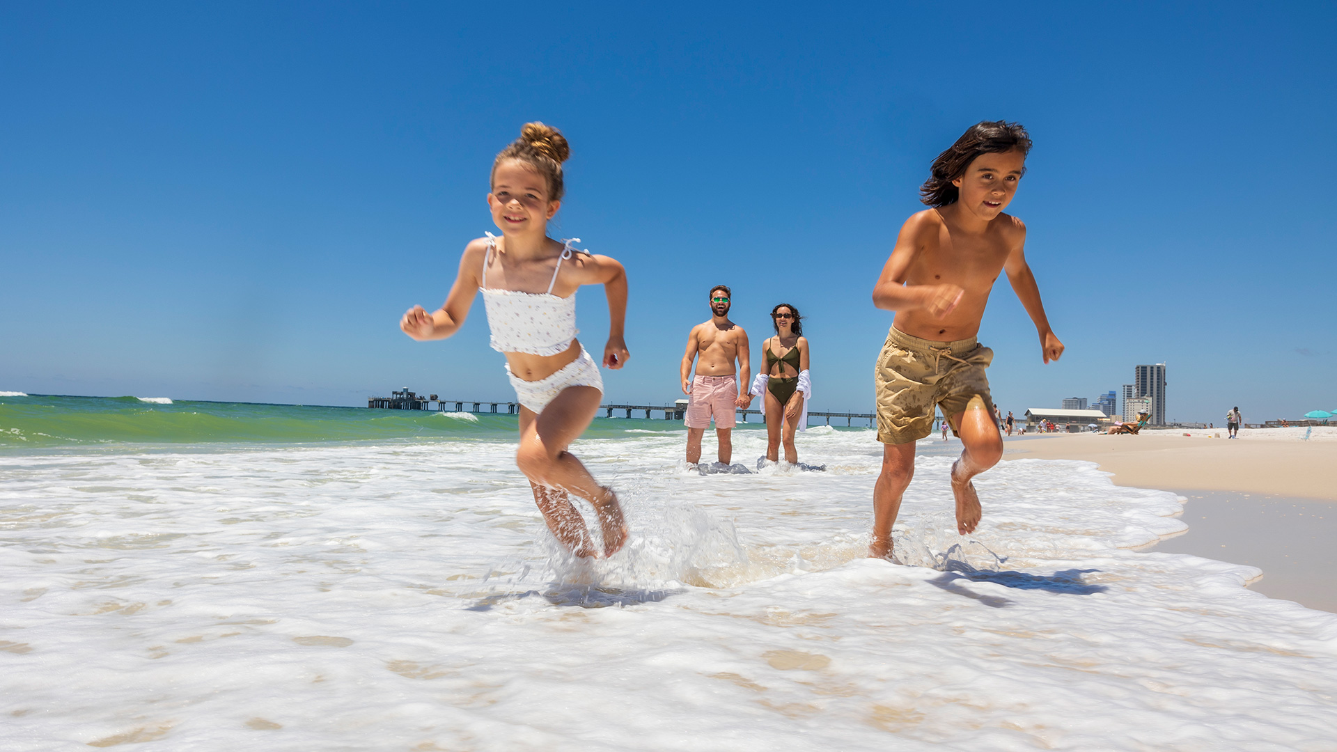 앨라배마주 Gulf Shores 해변에서 노는 가족