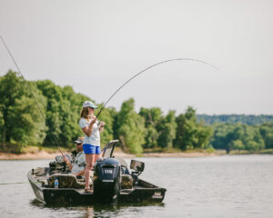 Pesca sul lago Beaver vicino a Rogers, Arkansas