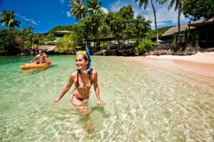 Besucher am Privatstrand des Sadie Thompson Inn in Pago Pago, Amerikanisch-Samoa