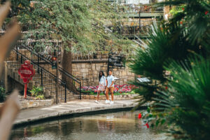 Pareja en el Paseo del Río en San Antonio, Texas