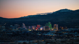 Blick auf die bergige Skyline von Reno, Nevada.