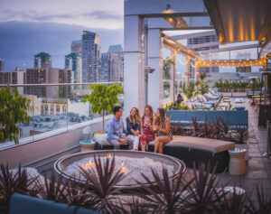 Godersi un drink in un rooftop bar a San Diego, California