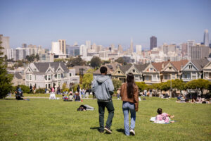 Rilassarsi all'Alamo Square Park a San Francisco, California; Crediti: Nikki Ritcher