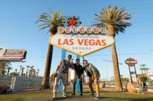 Besucher am Welcome to Fabulous Las Vegas Schild in Las Vegas, Nevada.