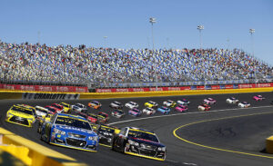 Carrera de NASCAR en el Charlotte Motor Speedway en Carolina del Norte