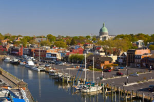 Geschäfte und Restaurants entlang der Uferpromenade von Annapolis, Maryland