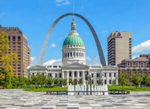 Historisches Old Courthouse und der Gateway Arch in St. Louis, Missouri