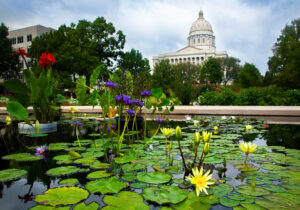 Carnahan Memorial Garden und das Kapitol des Bundesstaates Missouri in Jefferson City, Missouri; Credit: Tyler Beck Photography