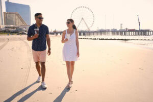Una coppia passeggia sulla spiaggia ad Atlantic City, New Jersey; Crediti: Visit Atlantic City