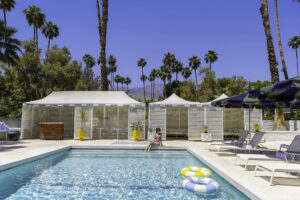 Rilassarsi a bordo piscina a Palm Springs, California