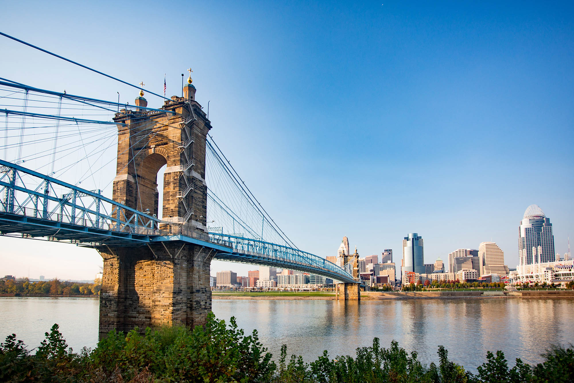 オハイオ州シンシナティとケンタッキー州Covingtonを結ぶRoebling Bridgeからの美しい景色。