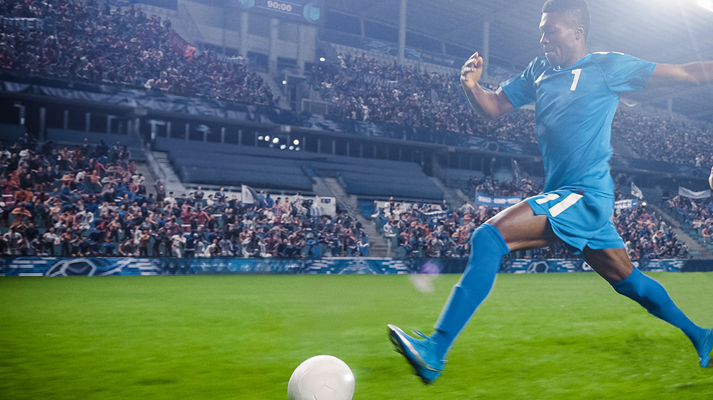 giocatore di calcio che calcia il pallone