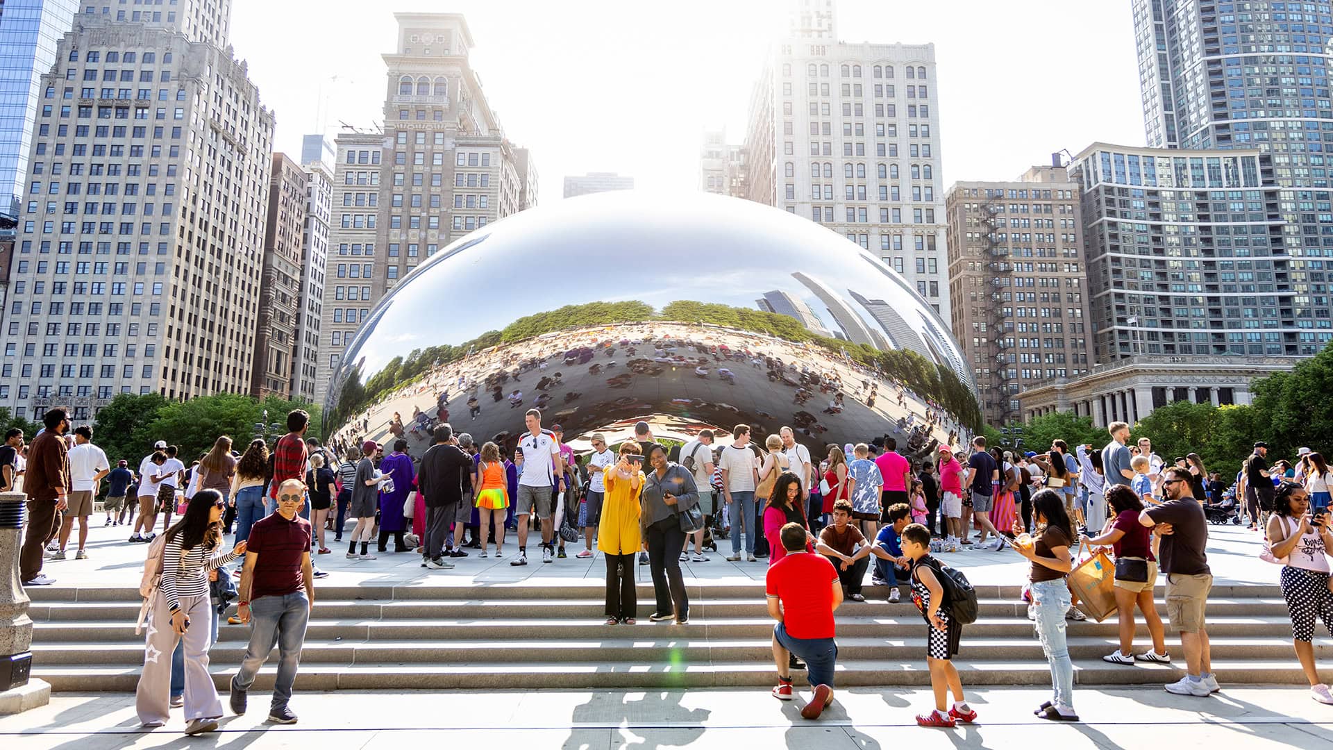 In posa accanto alla scultura The Bean a Chicago, Illinois; Credito: Kathleen Hinkel