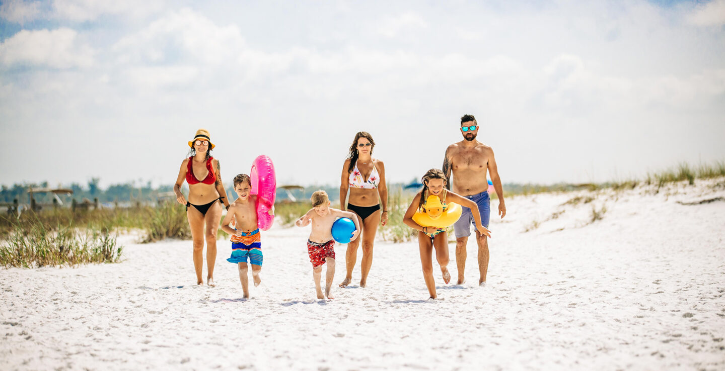 Familia explorando Panama City Beach, Florida