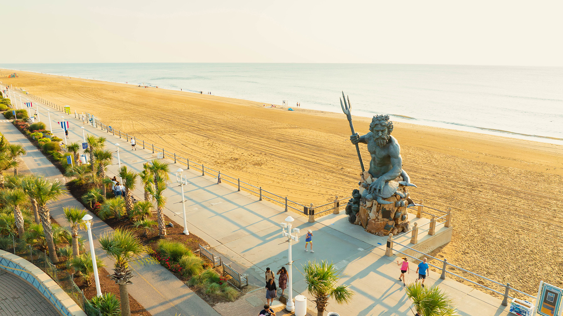 El Virginia Beach Boardwalk en Virginia Beach, Virginia