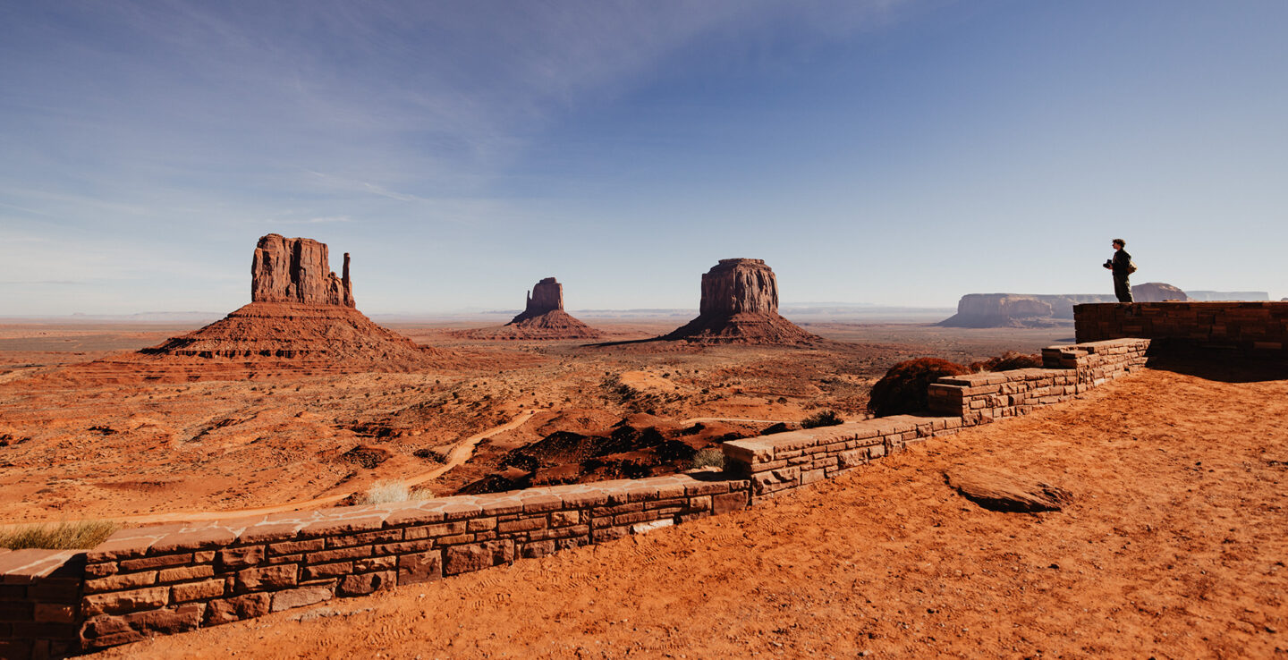 Vue du parc tribal navajo de Monument Valley depuis le centre des visiteurs, dans le comté de Navajo, en Arizona.