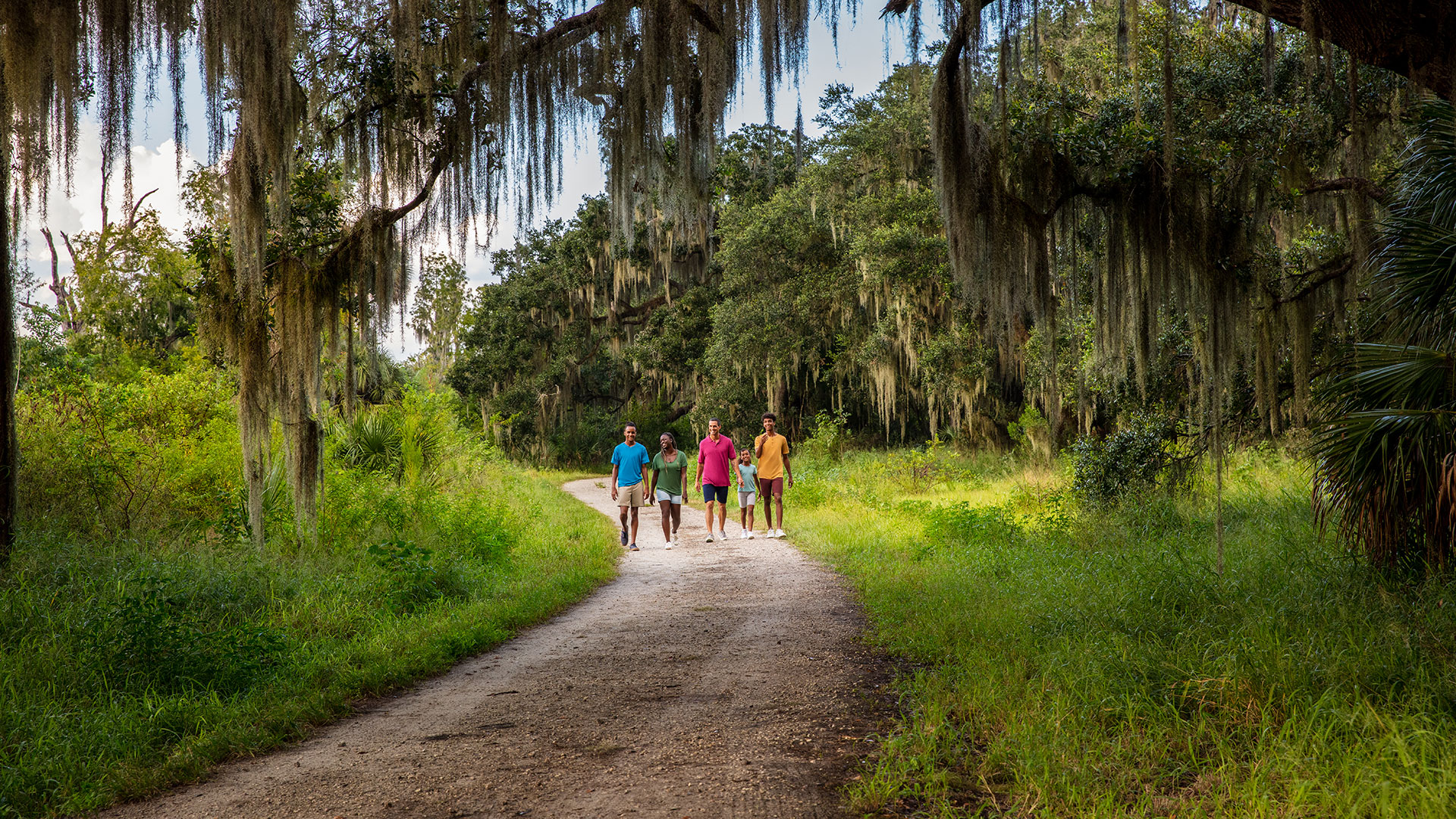 Una famiglia su un sentiero escursionistico alla Circle B Bar Reserve nella contea di Polk, Florida