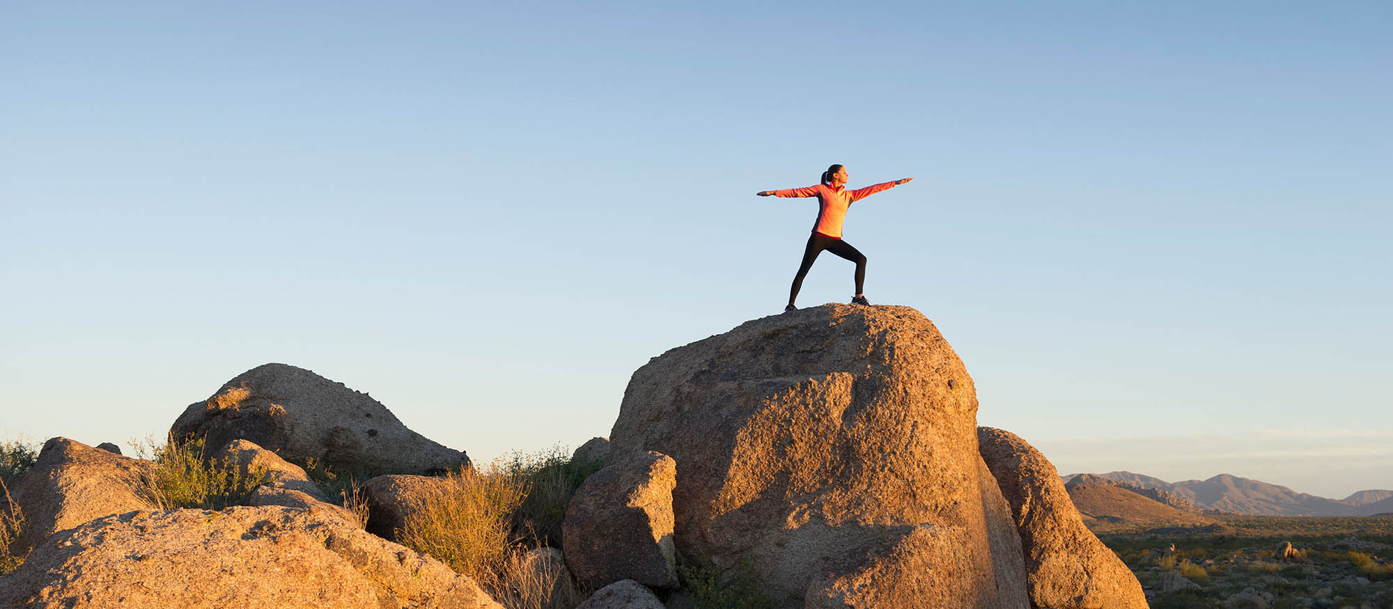 Yoga auf einem großen Felsen in der Wüste von Phoenix, Arizona