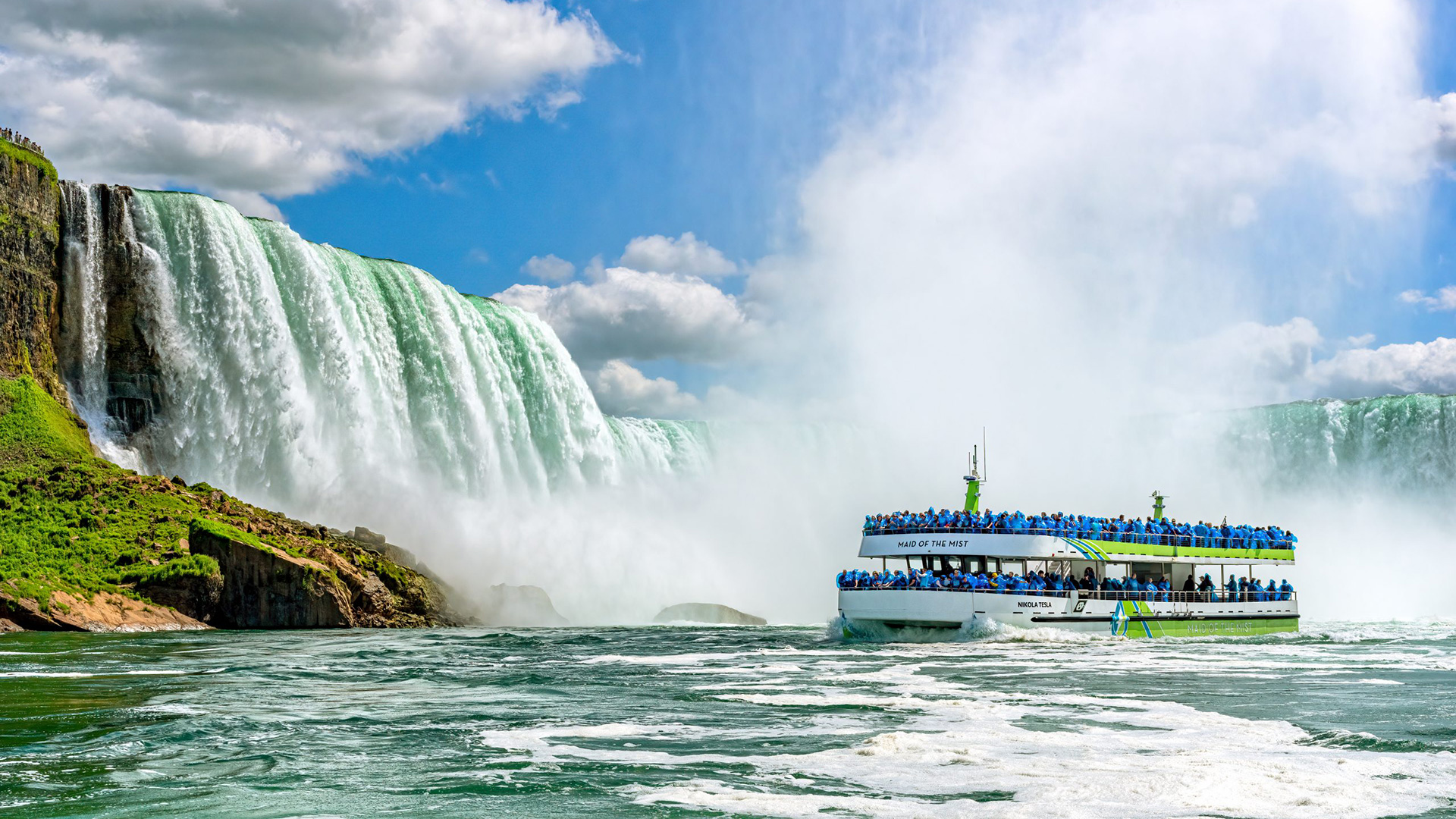 El barco turístico Maid of the Mist cerca de las cataratas en Niagara Falls, Nueva York.