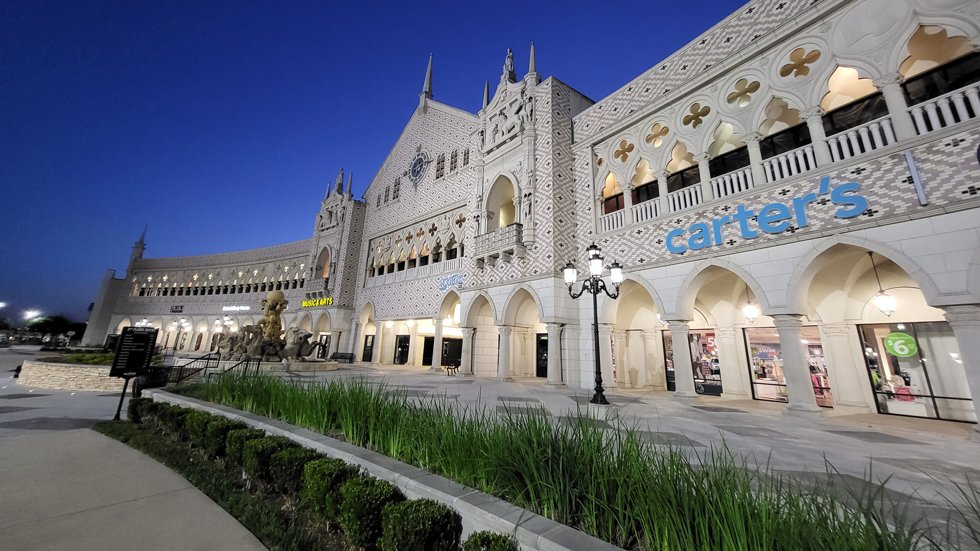 Exterior del Centro Comercial Portofino en Shenandoah, Texas