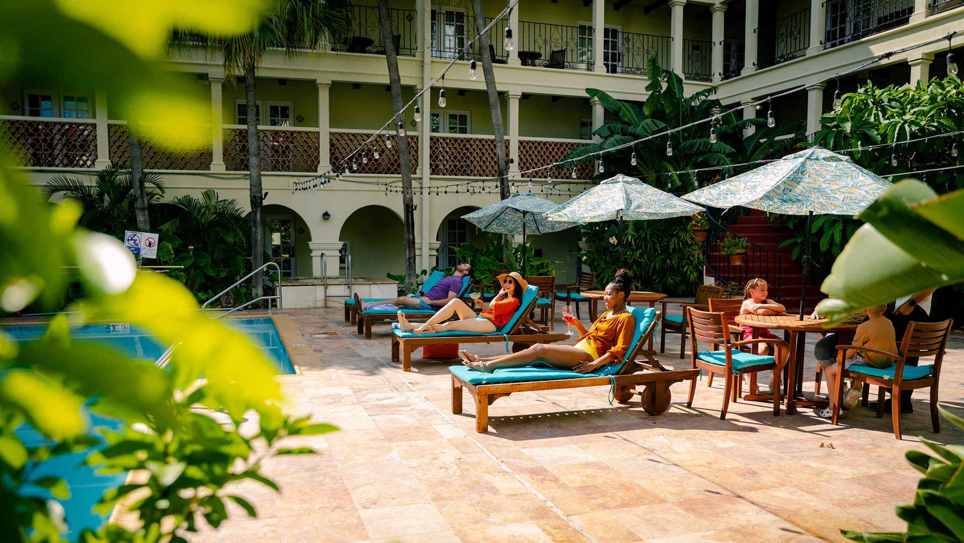 Rilassati a bordo piscina al La Posada Hotel a Laredo, Texas
