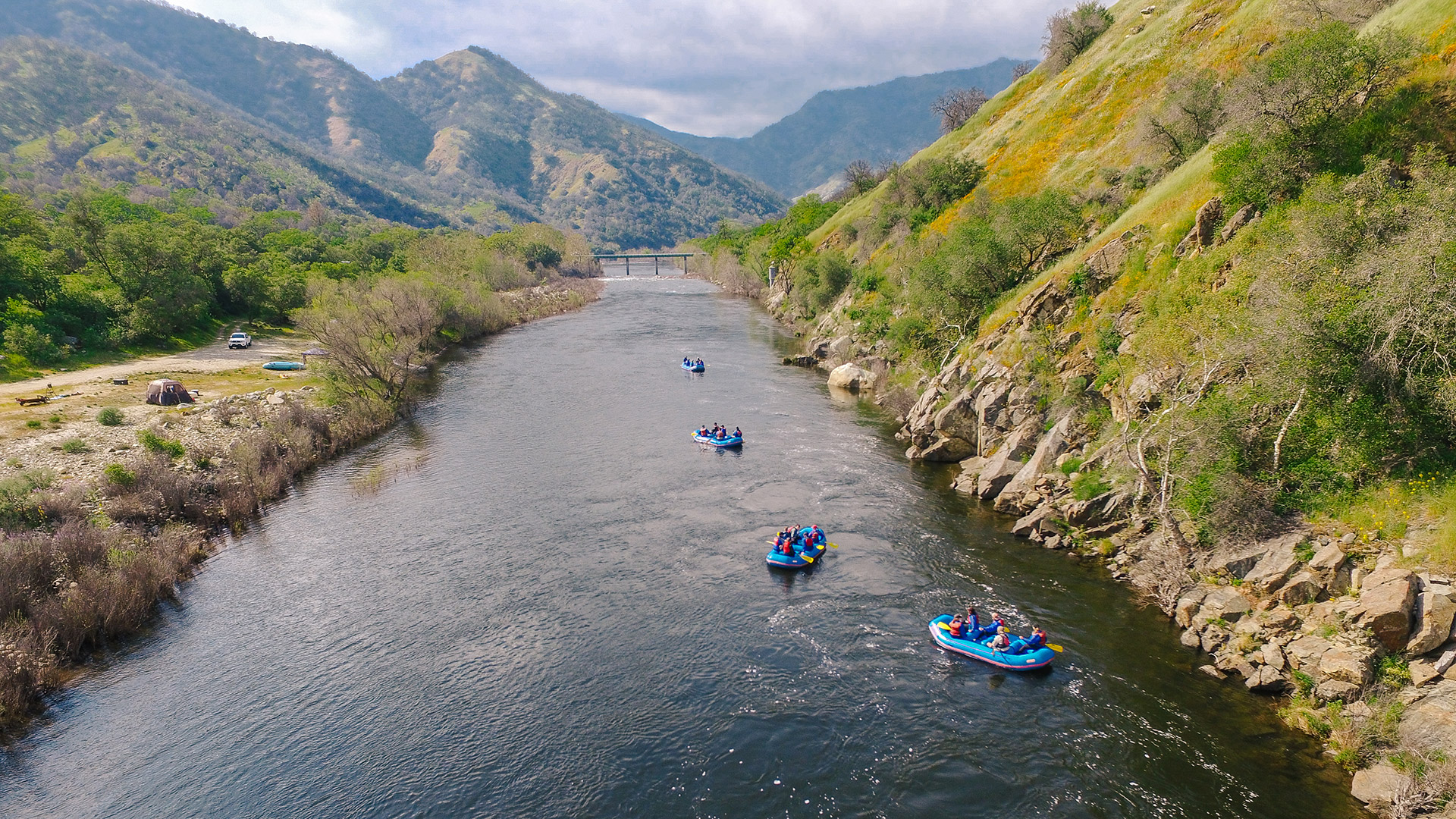 Rafting en aguas bravas en el río Kings en el condado de Fresno, California