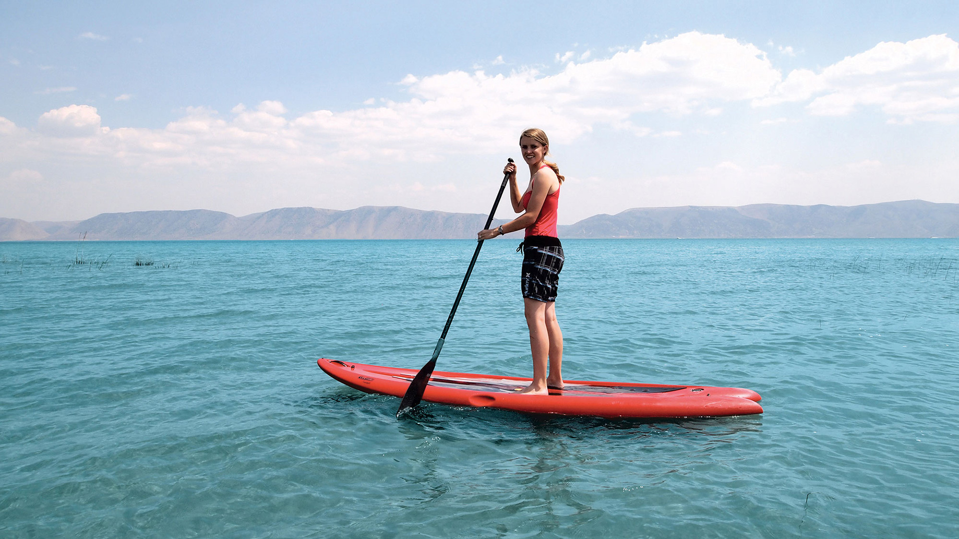 Practicante de paddleboard en Bear Lake, en la región de High Country del sureste de Idaho