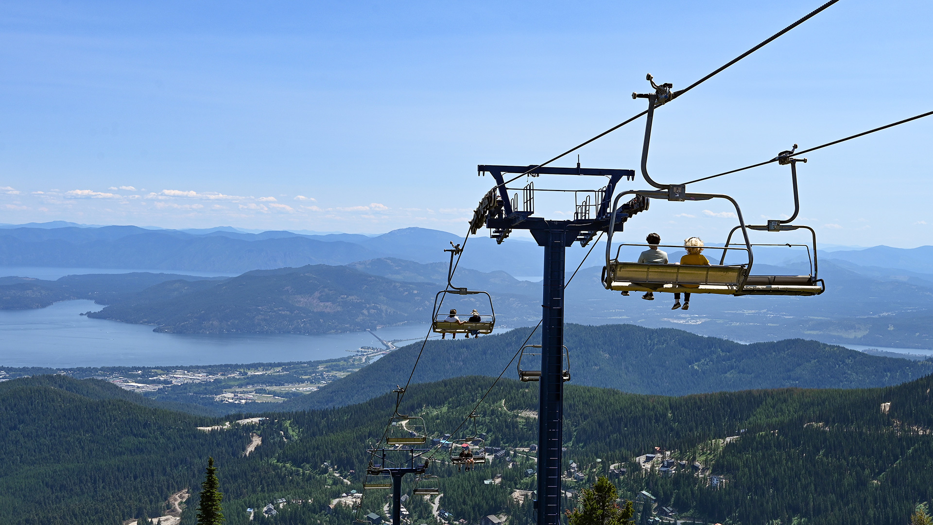 Malerische Sommer-Liftfahrt im Schweitzer Mountain Resort in Sandpoint, Idaho; Quelle: Schweitzer