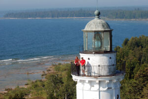 Visitatori in cima al faro di Cana Island nella Contea di Door, Wisconsin
