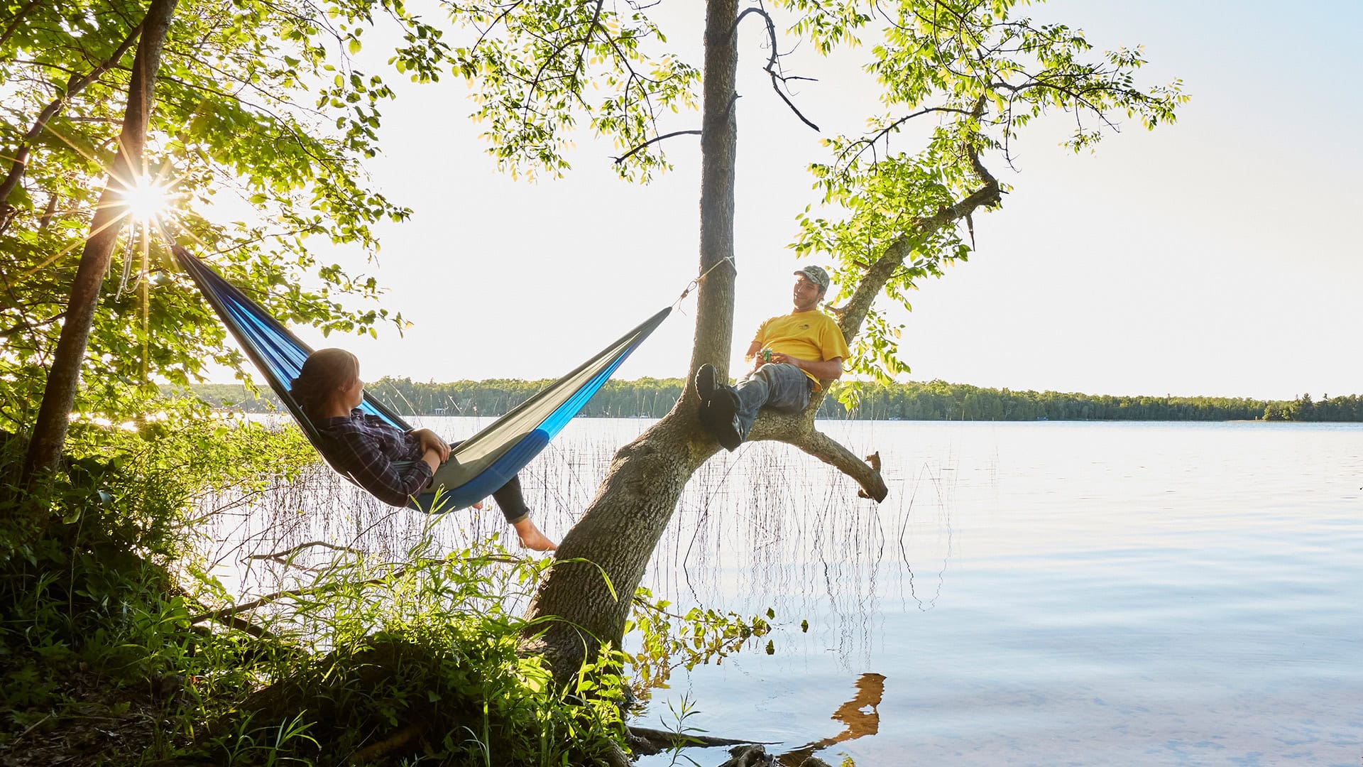 Des visiteurs qui se détendent au bord du lac au Newport State Park à Door County, au Wisconsin