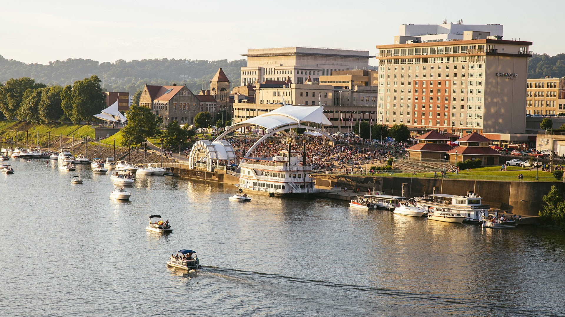 Barcos y música en vivo en el Kanawha River en Charleston, Virginia-Occidental