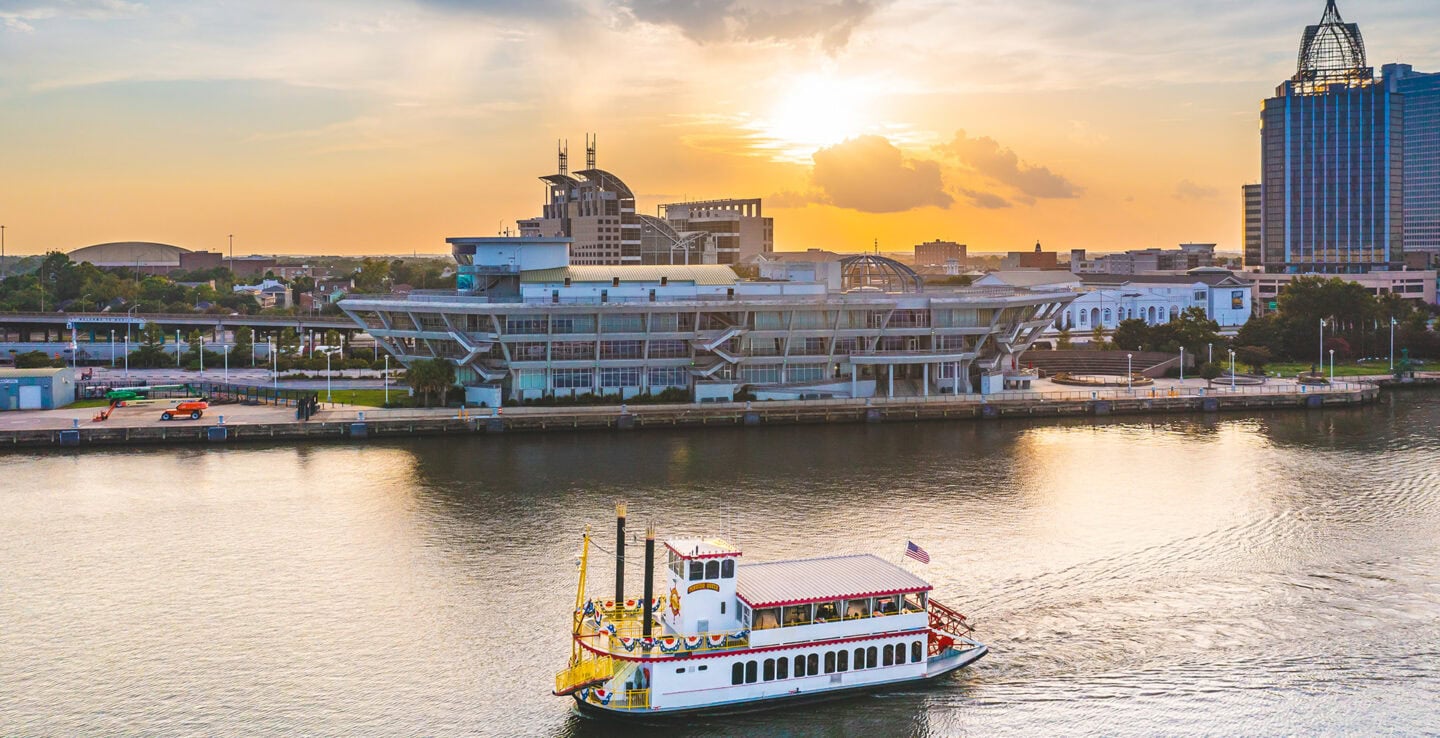 Un bateau de tourisme navigue dans la baie de Mobile, à Mobile, Alabama