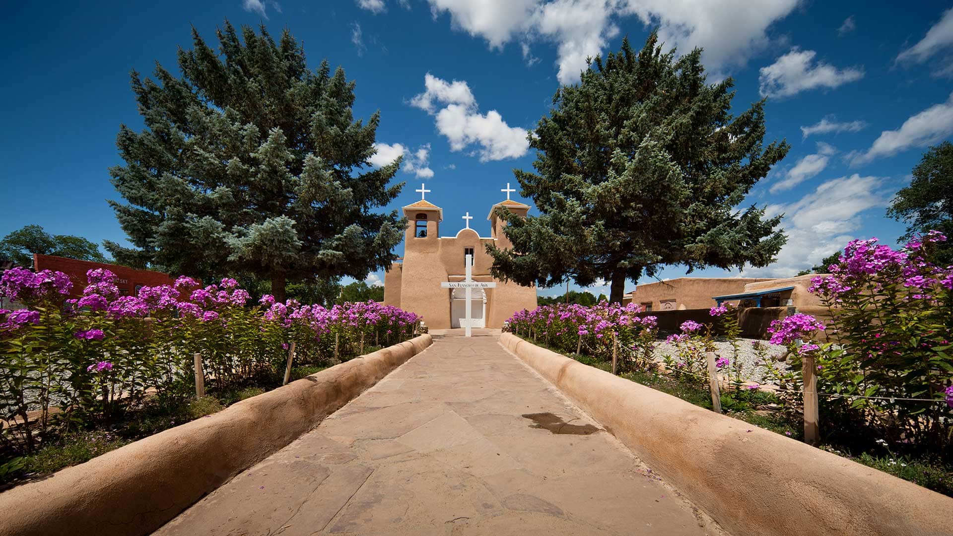 Taos、ニューメキシコにあるサンフランシスコ・デ・アシス・ミッションの入り口に咲く花々。