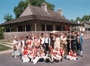 Nachfahren der ursprünglichen französischen Kolonie vor dem historischen Boldoc House in Ste. Geneviève, Missouri