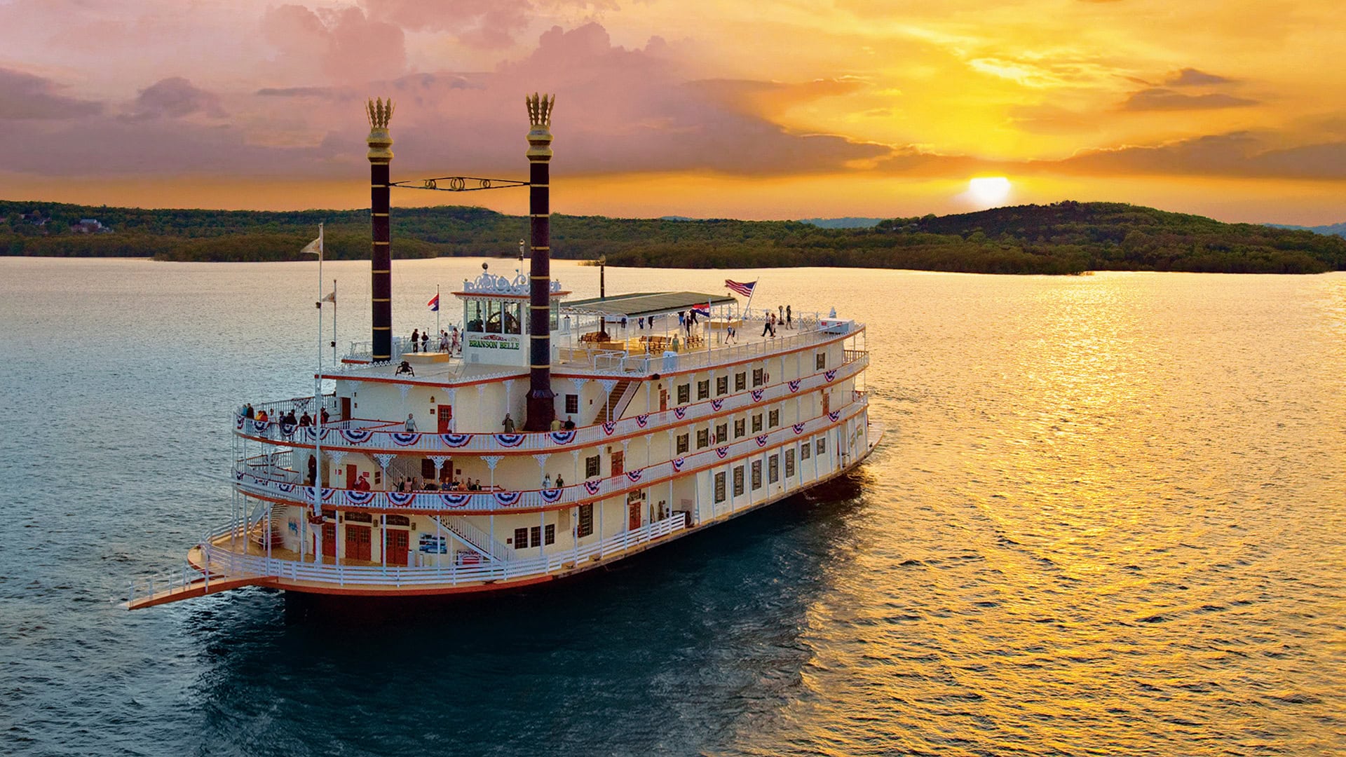 El Showboat Branson Belle se desliza por el Table Rock Lake cerca de Branson, Missouri