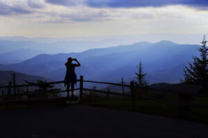 Un escursionista scatta una foto da un punto panoramico nel Great Smoky Mountains National Park, Tennessee; Crediti: Tennessee Tourism/Raphael Tenschert