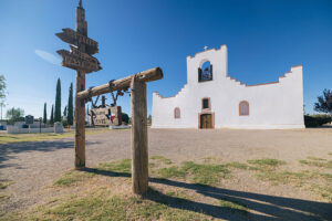 El exterior de la Misión Socorro en Socorro, Texas, cerca de El Paso; Crédito: Visit El Paso