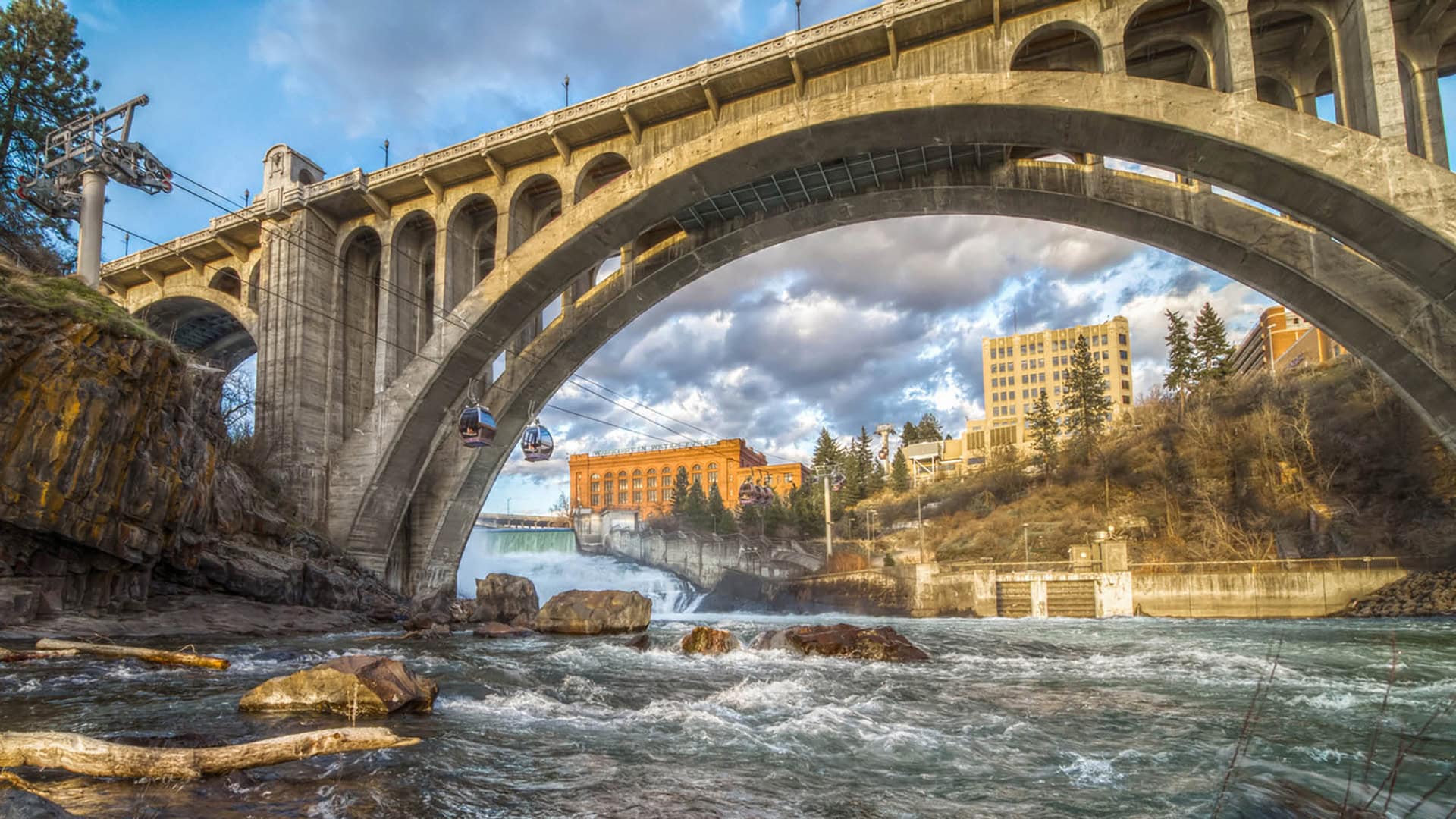 워싱턴주 스포캔의 스포캔 강 위 Monroe Street Bridge와 Numerica SkyRide; 사진 제공: Visit Spokane
