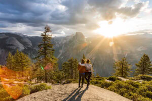 Alba su Glacier Point nello Yosemite National Park vicino a Oakhurst, California