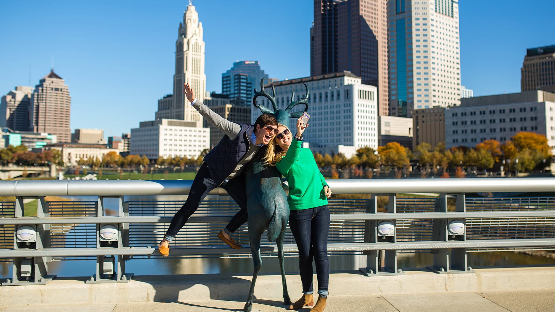 In posa davanti allo skyline del centro a Columbus, Ohio; Crediti: Levi Ely