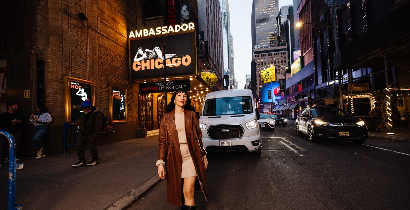 Fuera del Teatro Ambassador en Broadway, en la ciudad de Nueva York, Nueva York