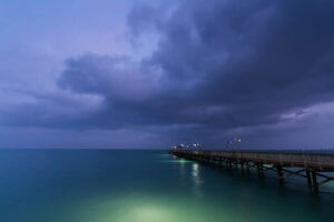 La noche en la costa de South Padre Island, Texas; Crédito: arinahabich