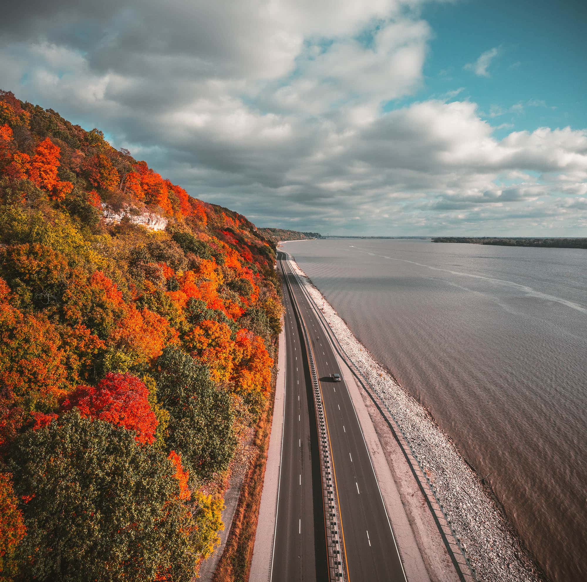 Herbstliche Luftaufnahme des Meeting of the Great Rivers National Scenic Byway im Südwesten Illinois