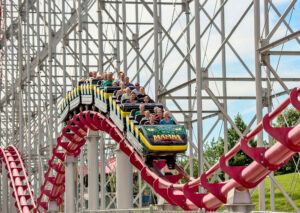 Eine Fahrt mit der Mamba Achterbahn im Worlds of Fun in Clay County, Missouri