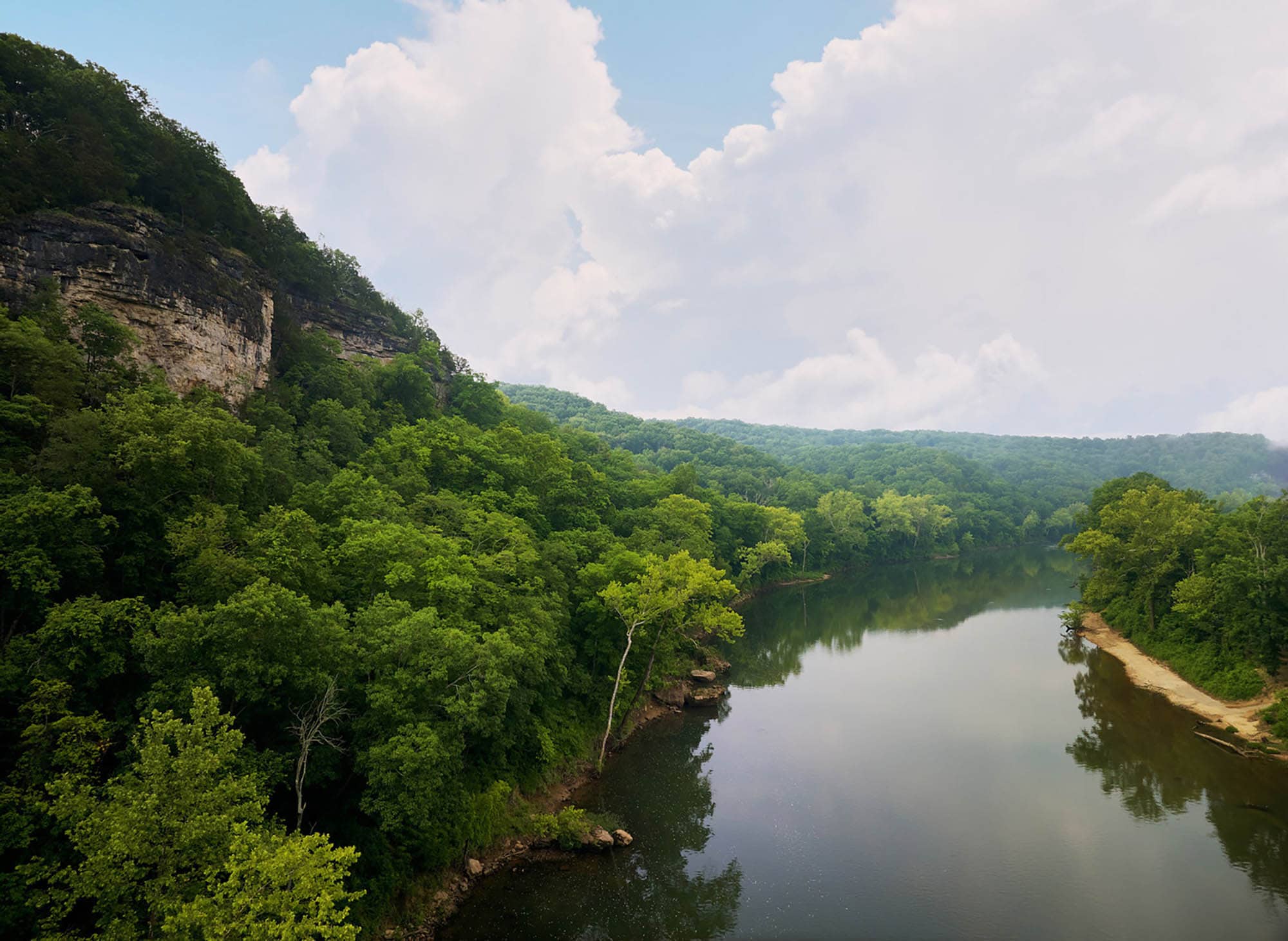 El río Big Piney y sus imponentes acantilados de piedra caliza en el condado de Pulaski, Misuri; Crédito: Oficina de Turismo del Condado de Pulaski