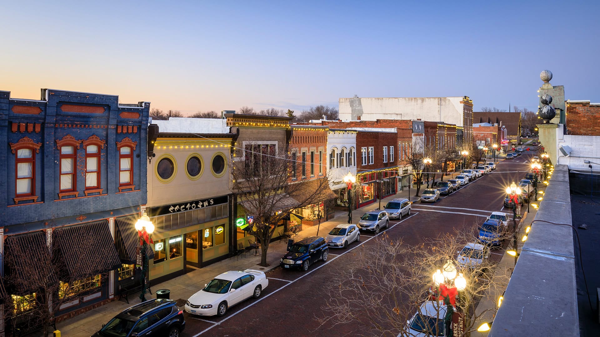 Brick District au centre-ville de Fulton, Missouri, pendant les Fêtes; Crédit: Notley Hawkins