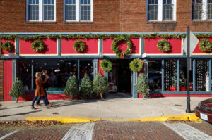 Brick District im Stadtzentrum von Fulton, Missouri, während der Feiertage; Credit: Notley Hawkins